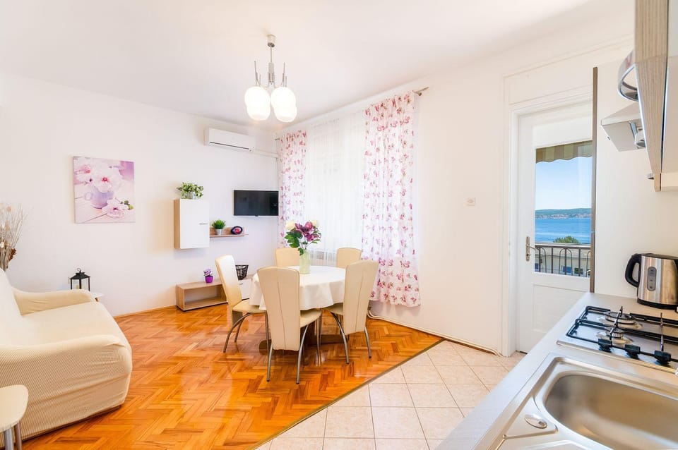 Helles Apartment nur 200 Meter zum Sandstrand mit Meerblick Apartment in Crikvenica