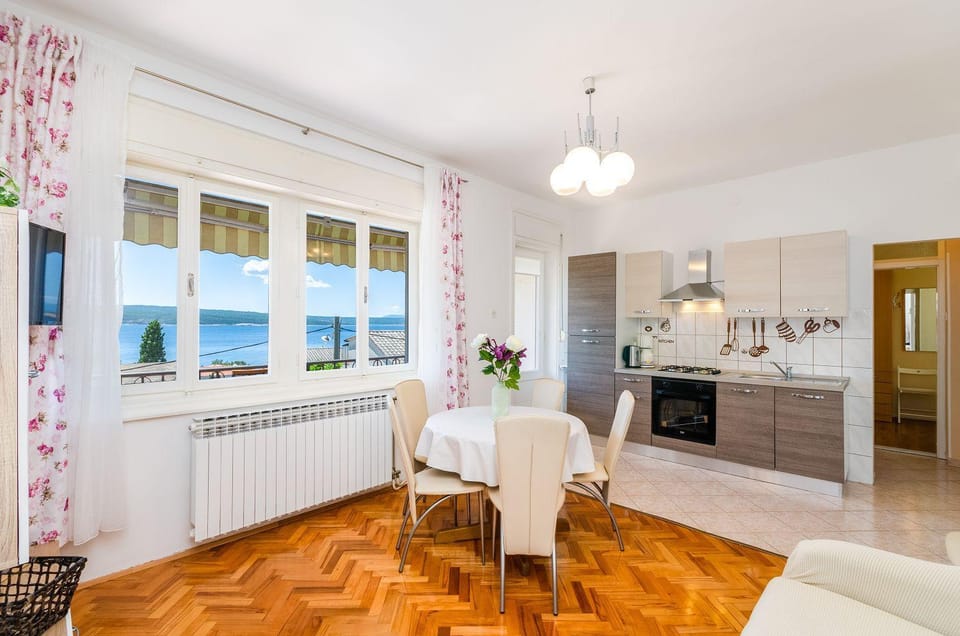 Helles Apartment nur 200 Meter zum Sandstrand mit Meerblick Apartment in Crikvenica