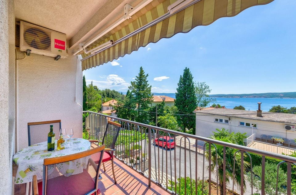 Helles Apartment nur 200 Meter zum Sandstrand mit Meerblick Apartment in Crikvenica