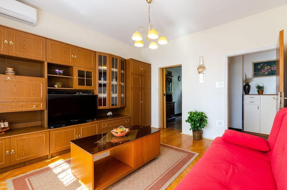 Vintage-Style Apartment nur 450 Meter zum Strand mit Meerblick - Hunde willkommen Apartment in Crikvenica