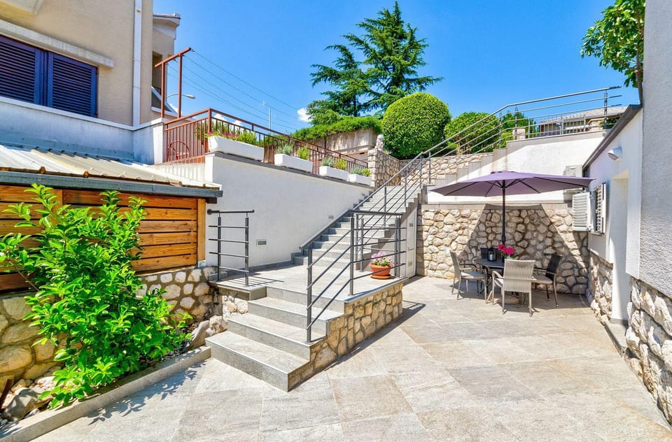 Charmantes Apartment nur 200 Meter zum Sandstrand mit Meerblick, Parkplatz, Klima Apartment in Crikvenica