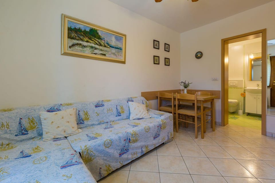Vintage-Style Apartment nur 70 Meter zum Strand mit Meerblick und Parkplatz Apartment in Crikvenica