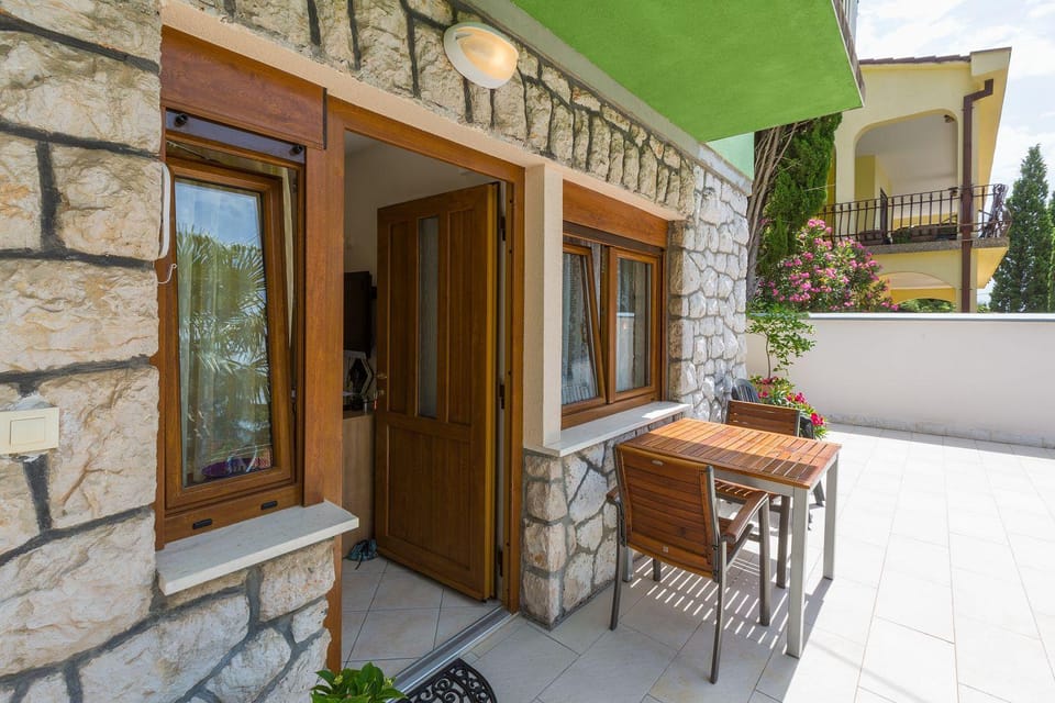 Vintage-Style Apartment nur 70 Meter zum Strand mit Meerblick und Parkplatz Apartment in Crikvenica