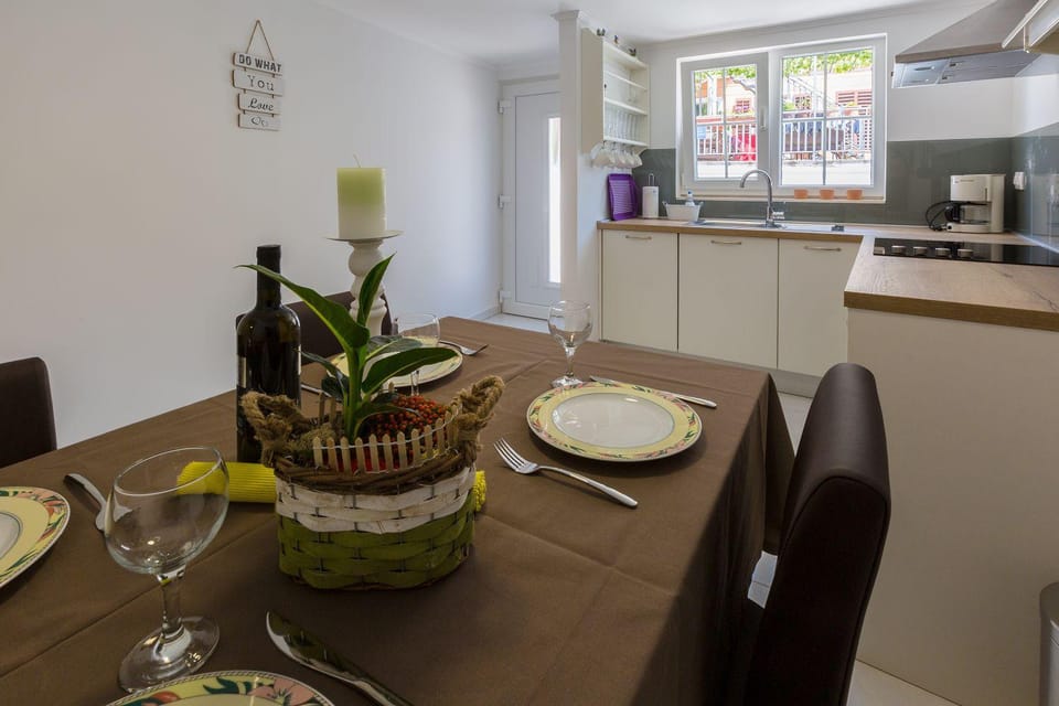 Idyllisches Stadthaus nur 450 Meter zum Strand mit Privatparkplatz und Grill House in Crikvenica