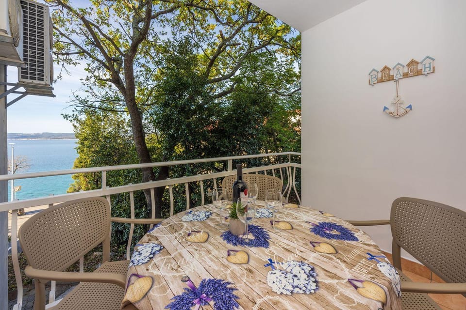 Traumhaftes Apartment nur 70 Meter zum Strand mit Meerblick und Privatparkplatz Apartment in Primorje-Gorski Kotar County