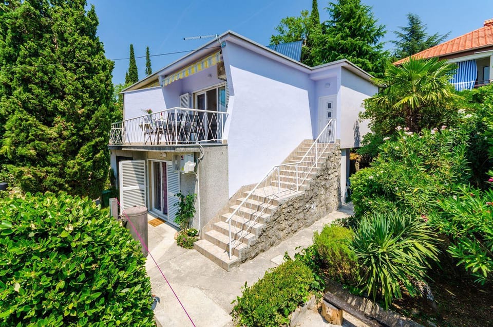 Helles Apartment nur 240 Meter zum Strand mit Meerblick, Grill, Privatparkplatz Apartment in Crikvenica