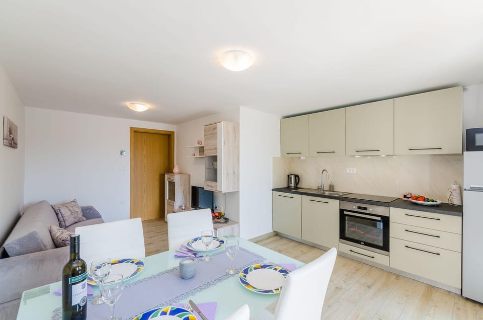 Helles Apartment nur 240 Meter zum Strand mit Meerblick, Grill, Privatparkplatz Apartment in Crikvenica