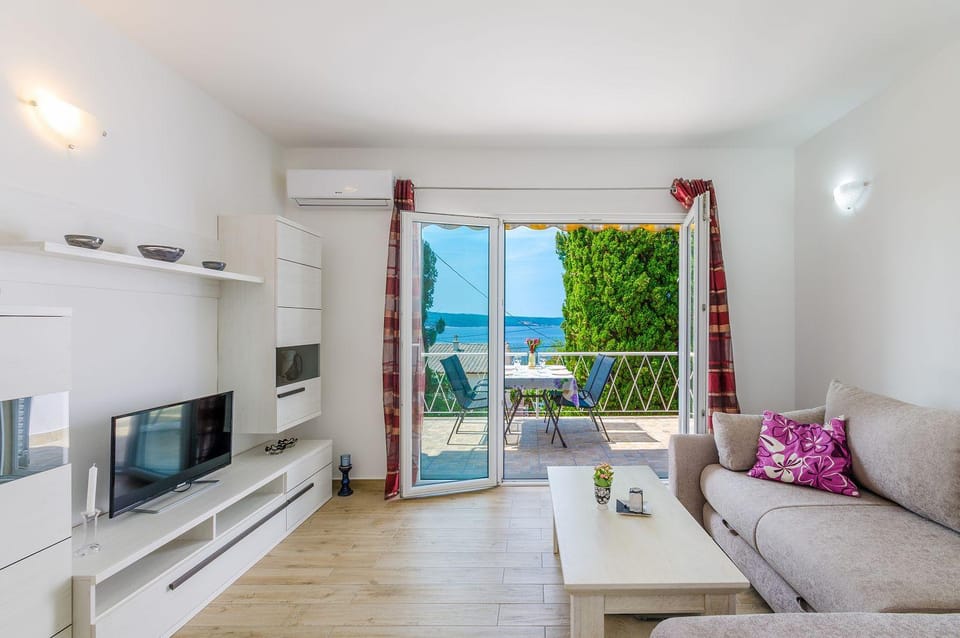 Bezauberndes Apartment nur 240 Meter zum Strand mit Meerblick, Grill, Klima Apartment in Crikvenica