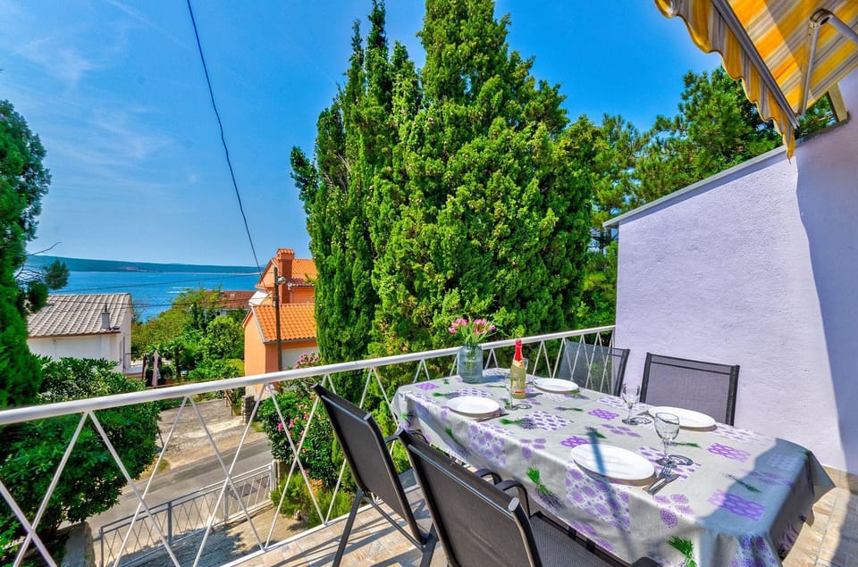 Bezauberndes Apartment nur 240 Meter zum Strand mit Meerblick, Grill, Klima Apartment in Crikvenica