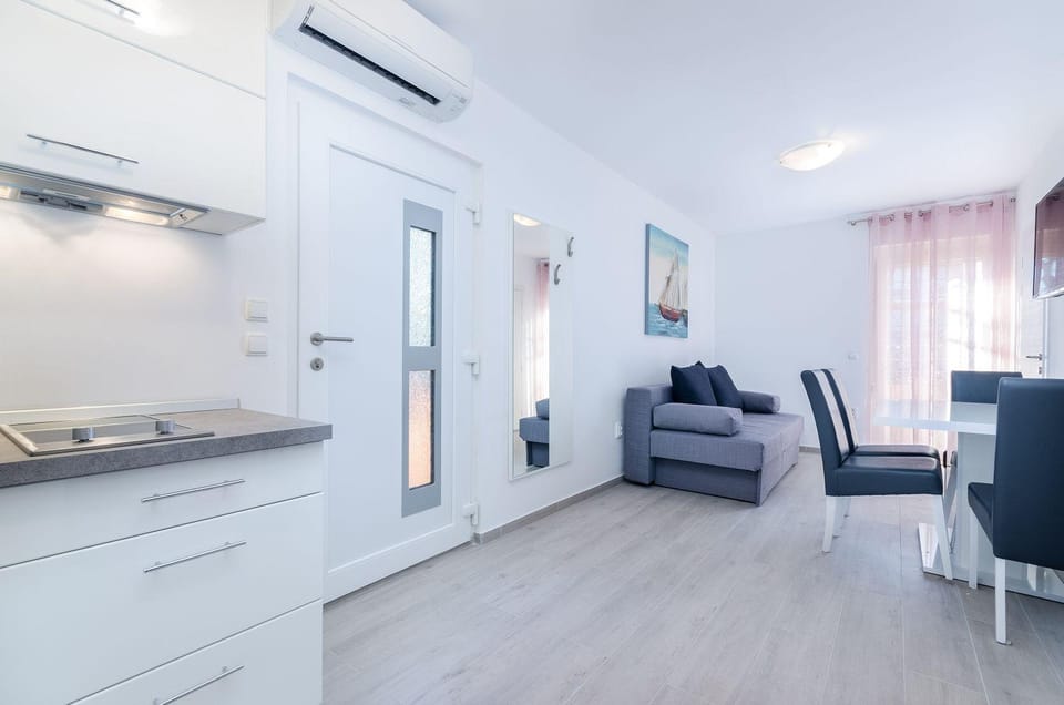 Modernes Apartment nur 430 Meter zum Sandstrand mit Privatparkplatz Apartment in Crikvenica