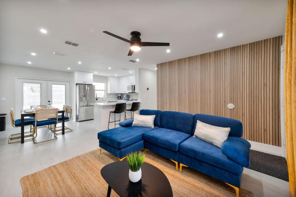 Downtown Home with Basketball, Firepit and Just 20 Miles to Disney House in Osceola County
