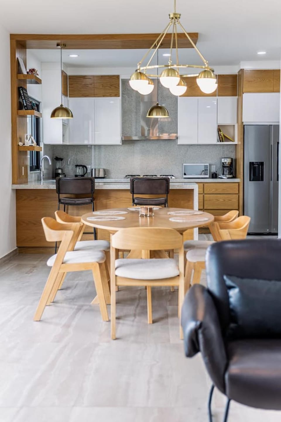 Kitchen or kitchenette, Dining area