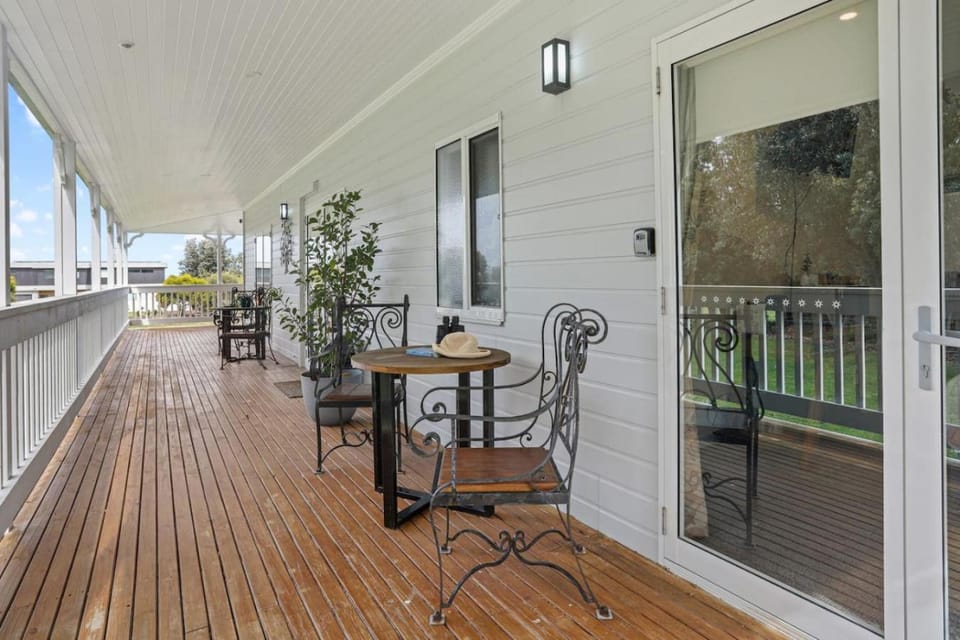 Galbraith Beach Studio 2 - steps away from beach House in Apollo Bay