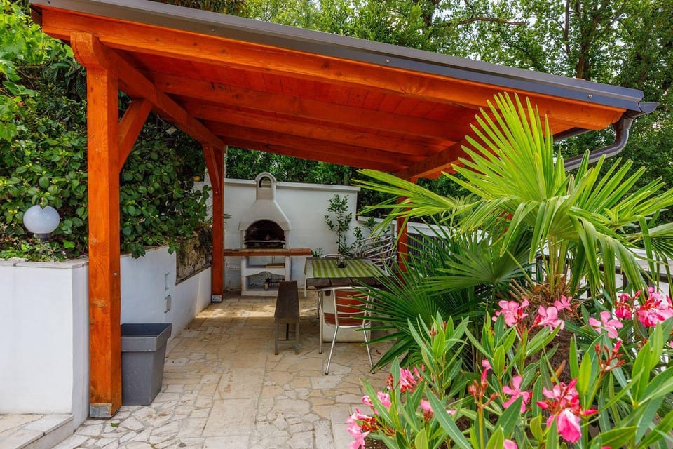Hundefreundliches Apartment nur 230 Meter zum Strand mit 4 Klimaanlagen, Parkplatz, Meerblick Apartment in Crikvenica