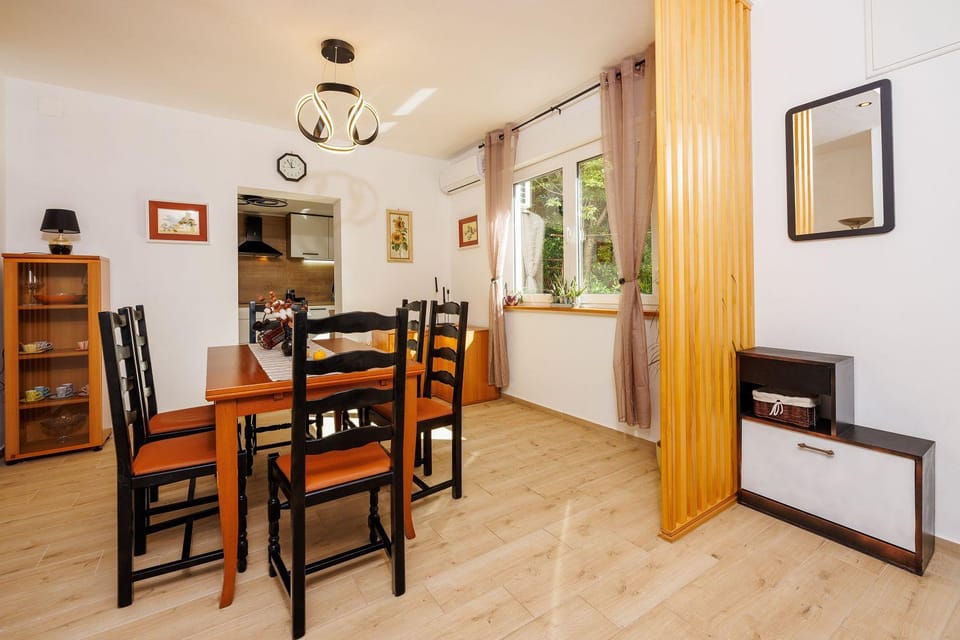 Hundefreundliches Apartment nur 230 Meter zum Strand mit 4 Klimaanlagen, Parkplatz, Meerblick Apartment in Crikvenica