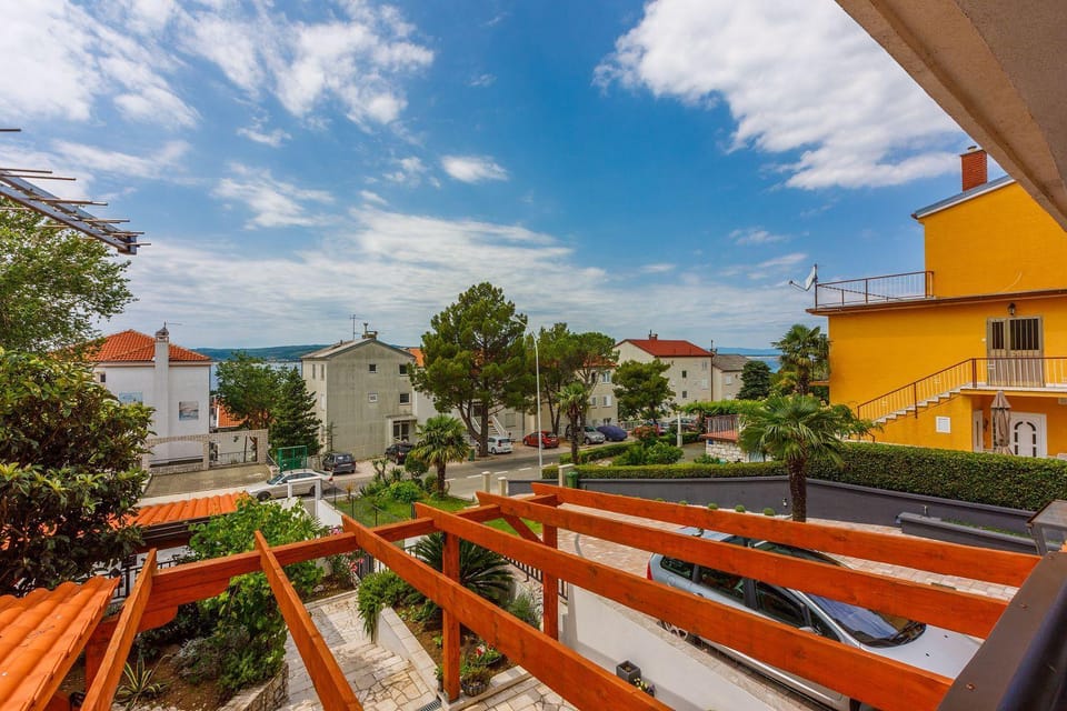 Hundefreundliches Apartment nur 230 Meter zum Strand mit 4 Klimaanlagen, Parkplatz, Meerblick Apartment in Crikvenica