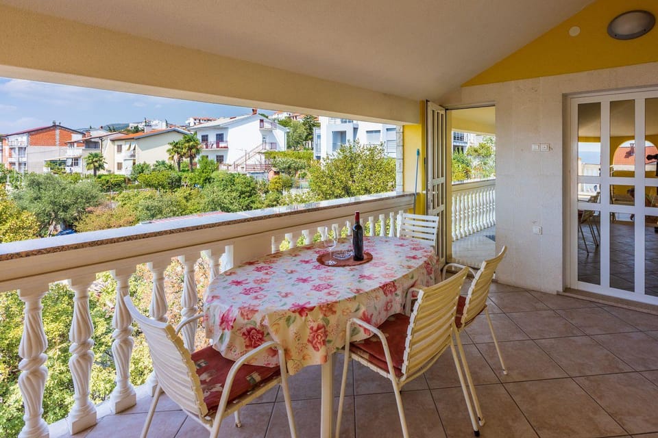 Charmantes Apartment nur 800 Meter zum Strand mit herrlichem Meerblick Apartment in Crikvenica
