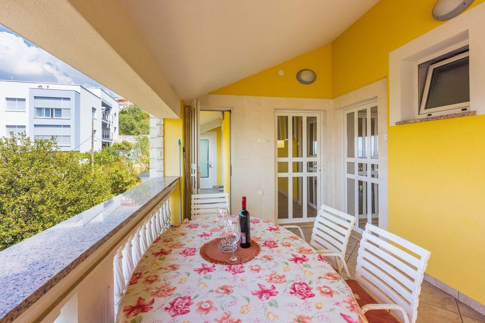 Charmantes Apartment nur 800 Meter zum Strand mit herrlichem Meerblick Apartment in Crikvenica