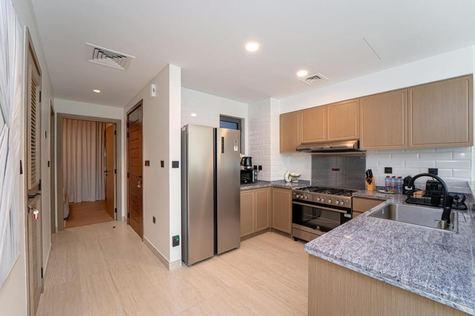 Kitchen or kitchenette, microwave, oven, toaster