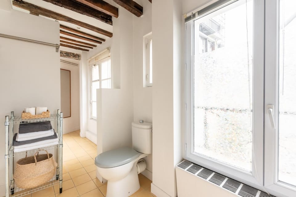 Toilet, Facade/entrance