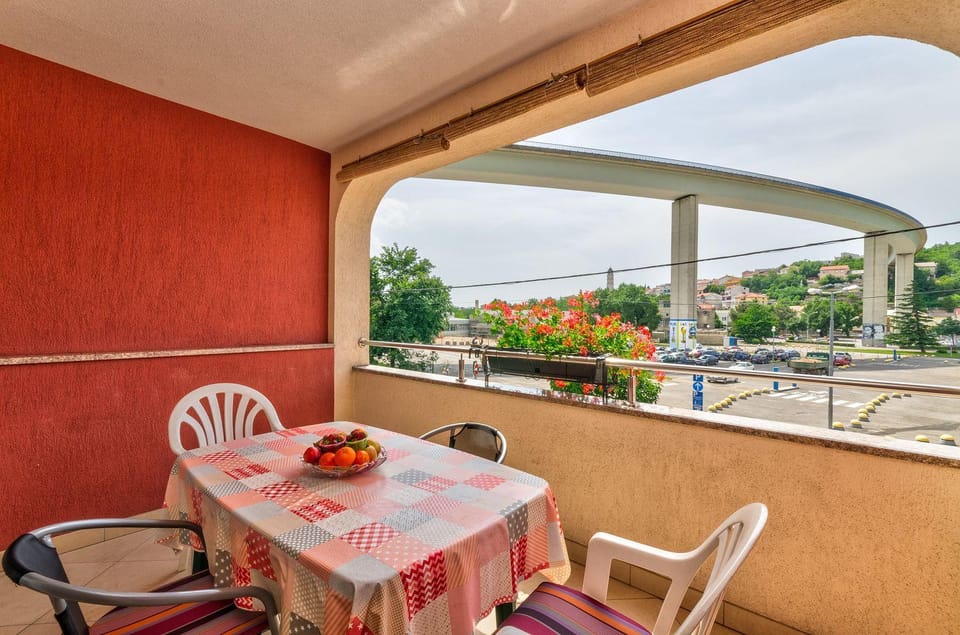 Modernes Apartment nur 500 Meter zum Strand mit WiFi und Privatparkplatz Apartment in Crikvenica