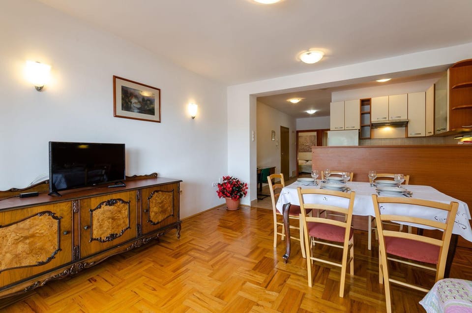 Cozy Apartment nur 500 Meter zum Strand mit Privatparkplatz, Klima, WiFi Apartment in Crikvenica