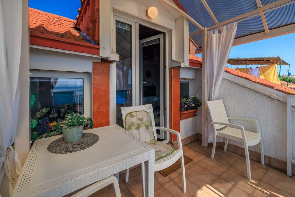 Dachgeschoss Apartment nur 450 Meter zum Sandstrand mit Meerblick und Klima Apartment in Crikvenica