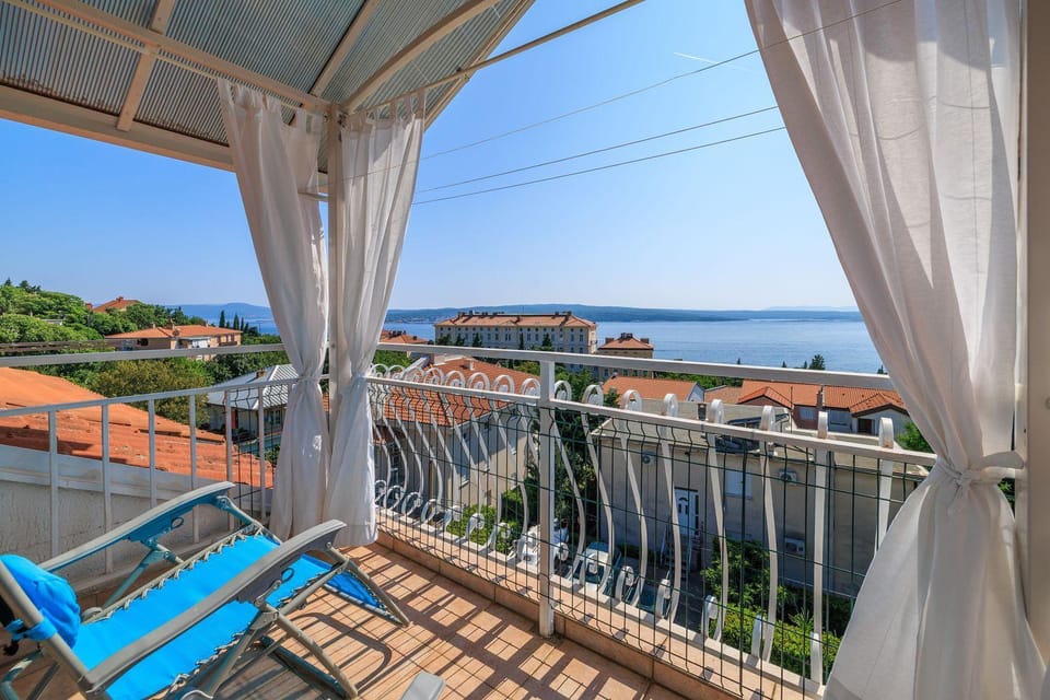 Dachgeschoss Apartment nur 450 Meter zum Sandstrand mit Meerblick und Klima Apartment in Crikvenica