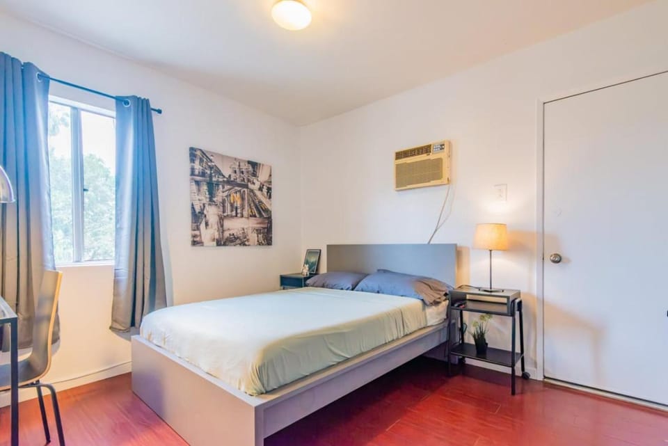 Private Room Near Griffith Park and Neighborhood Cafes - HWA4 Apartment in Hollywood