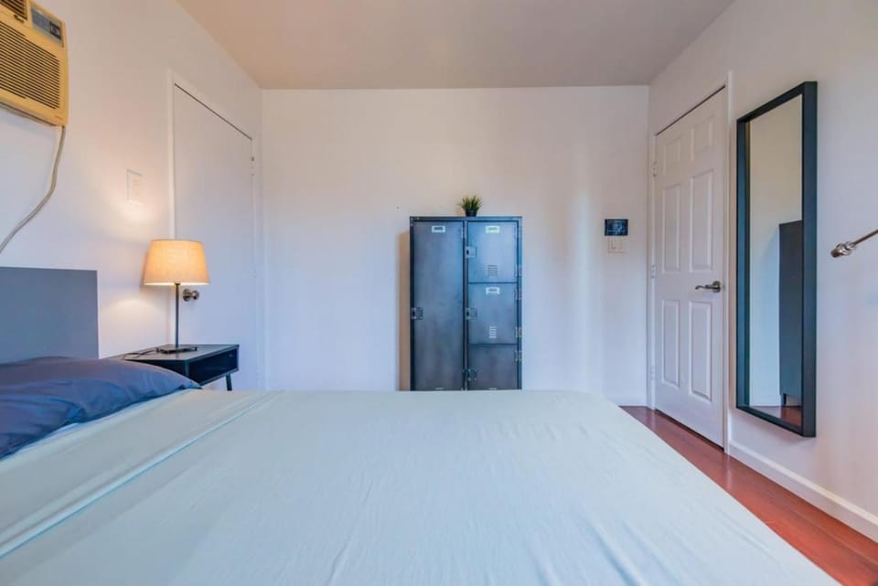 Private Room Near Griffith Park and Neighborhood Cafes - HWA4 Apartment in Hollywood