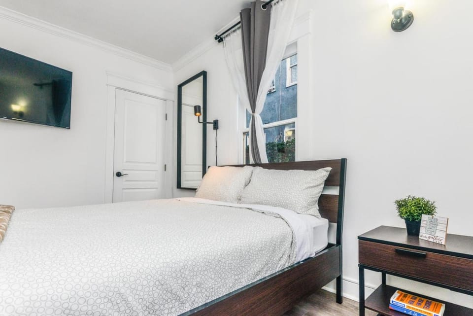 Spacious Private Room in Walkable Urban K-Town - KCC3 Apartment in San Fernando Valley