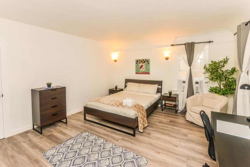 Spacious and Tidy Private Room Near Vermont Ave - KCC1 Apartment in San Fernando Valley