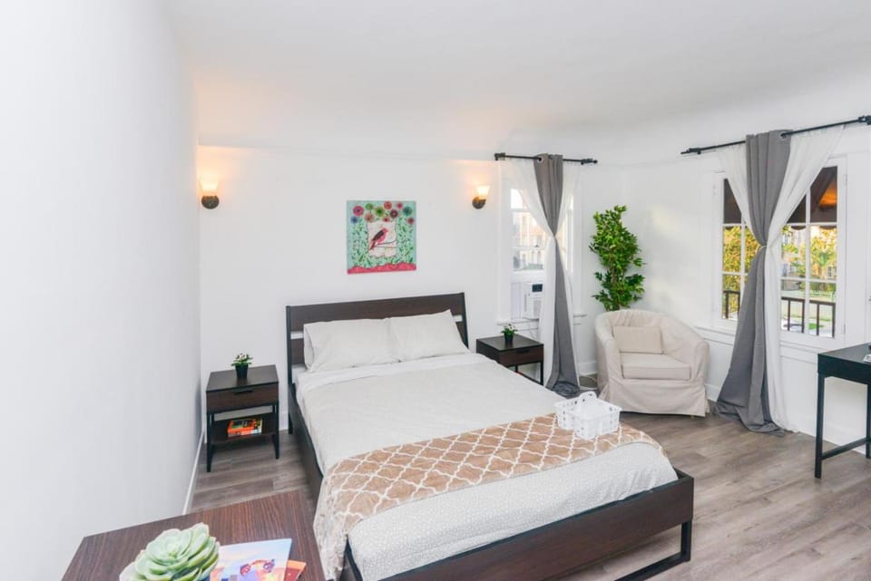 Spacious and Tidy Private Room Near Vermont Ave - KCC1 Apartment in San Fernando Valley