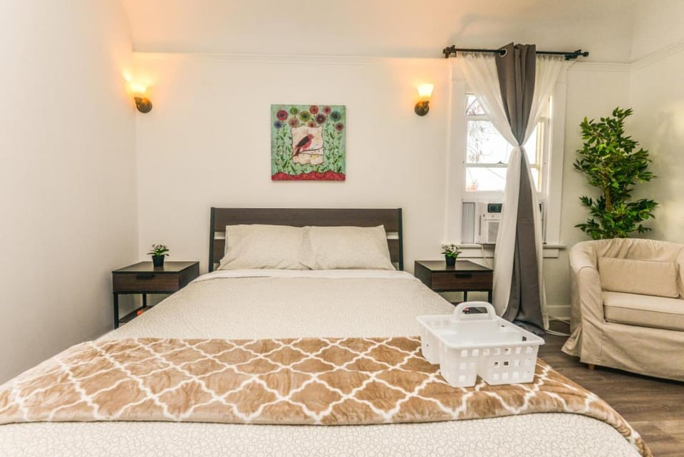 Spacious and Tidy Private Room Near Vermont Ave - KCC1 Apartment in San Fernando Valley