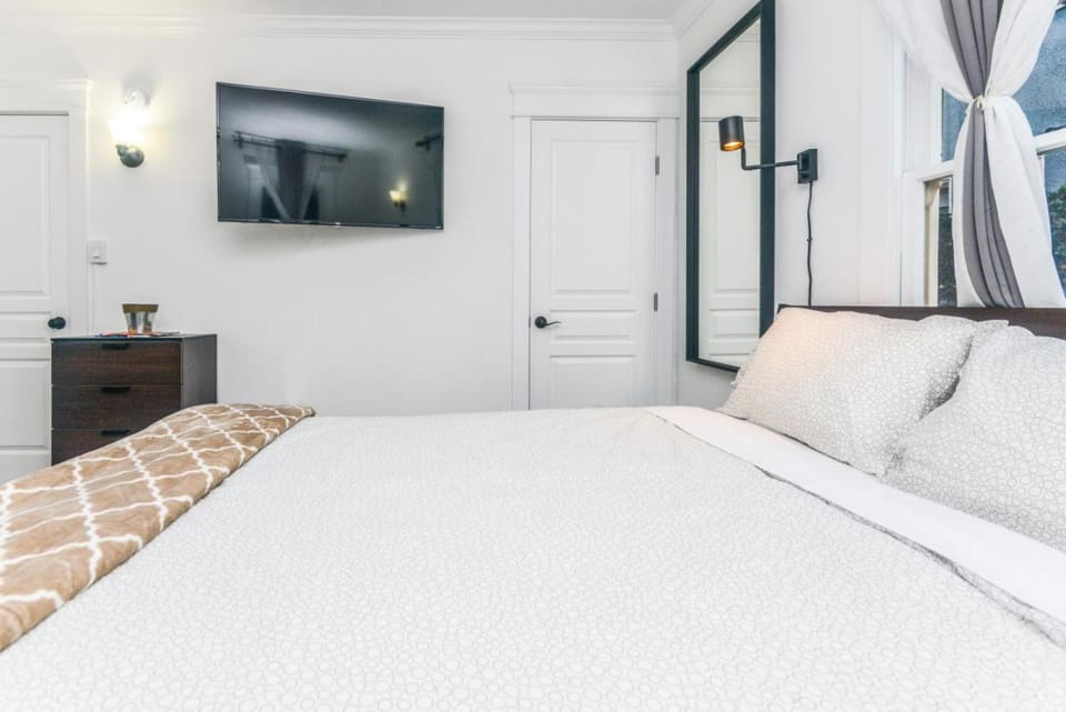 Private Room By Wilshire Transit and Local Eats - KCA3 Apartment in San Fernando Valley
