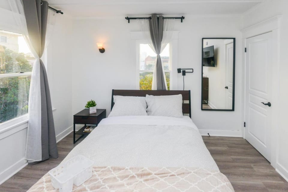 Private Room By Wilshire Transit and Local Eats - KCA3 Apartment in San Fernando Valley