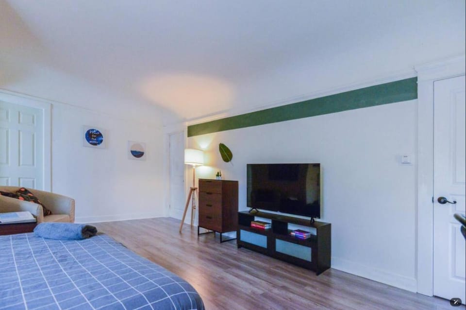Very Spacious Private Room and Bath by Metro Routes - KCB1 Apartment in San Fernando Valley