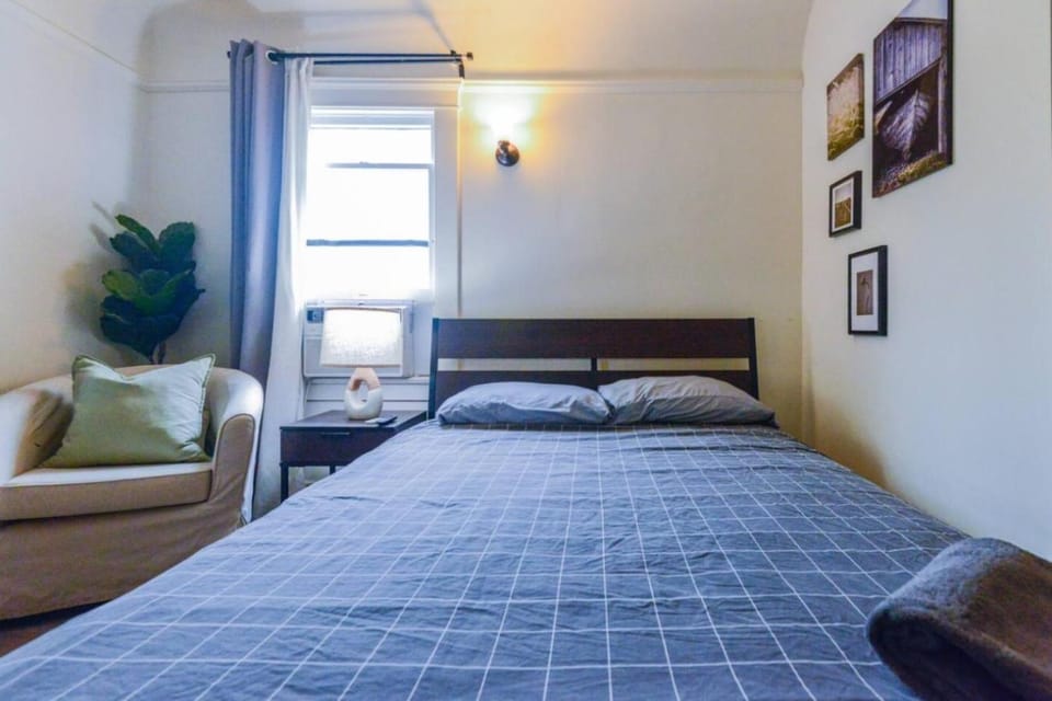 Very Spacious Private Room and Bath by Metro Routes - KCB1 Apartment in San Fernando Valley
