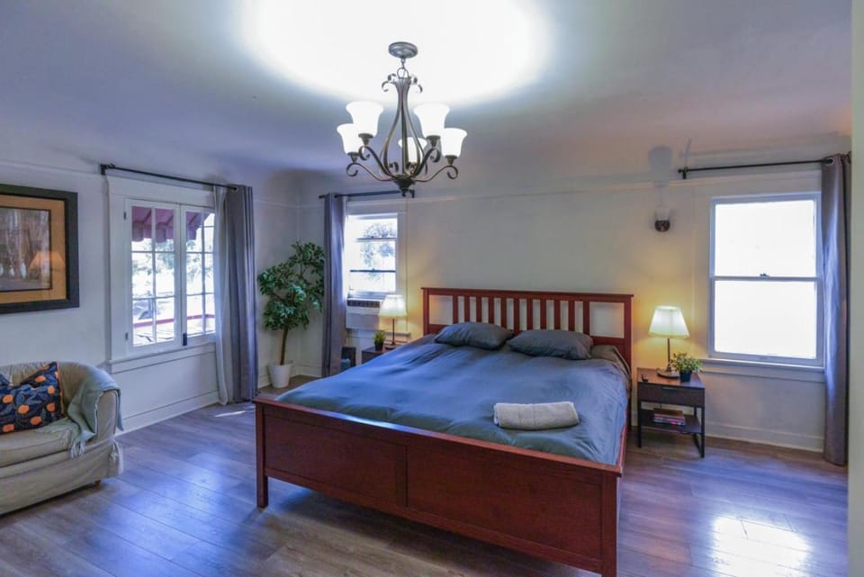 Private Room and Ensuite Bath in Central Koreatown - KCA1 Apartment in San Fernando Valley