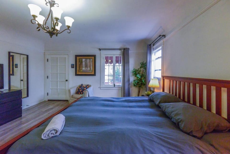 Private Room and Ensuite Bath in Central Koreatown - KCA1 Apartment in San Fernando Valley
