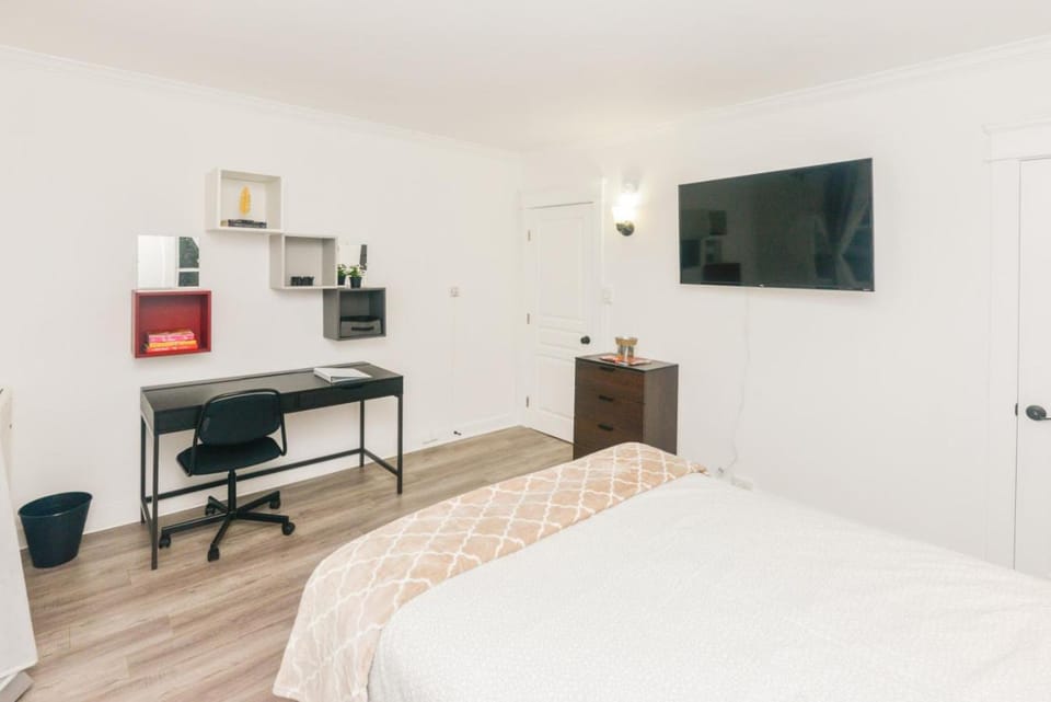 Private Room with Large Window Near Daily Essentials - KCB3 Apartment in San Fernando Valley