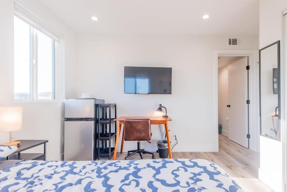 Bright Private Room and Bath in Local Residential - YHB11 Apartment in Harbor City