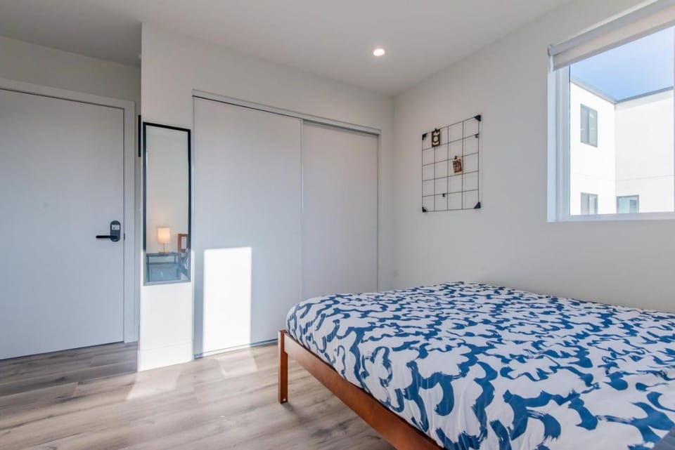 Bright Private Room and Bath in Local Residential - YHB11 Apartment in Harbor City