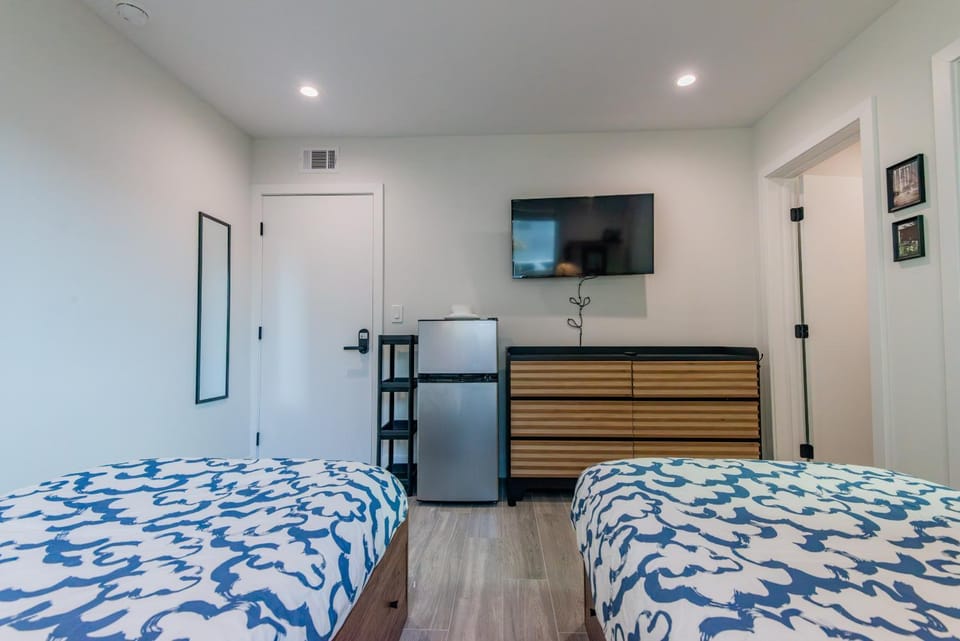 Bed, TV and multimedia, Photo of the whole room, Bedroom