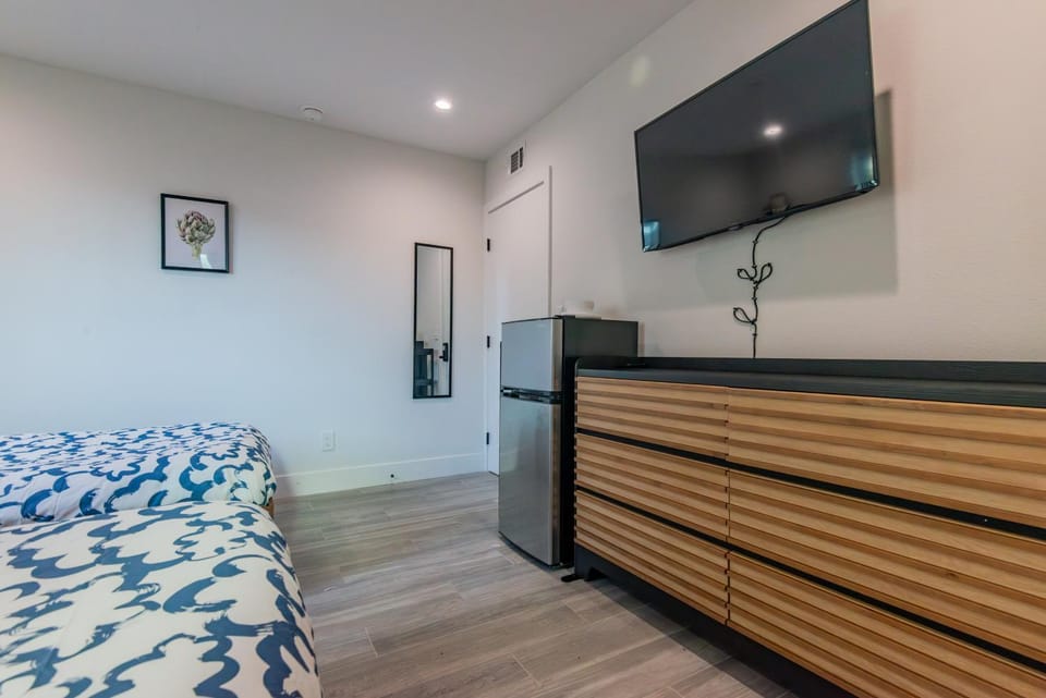 Bed, TV and multimedia, Photo of the whole room, Bedroom