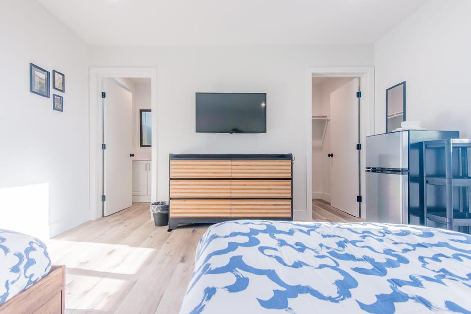 Bed, TV and multimedia, Photo of the whole room, Bedroom
