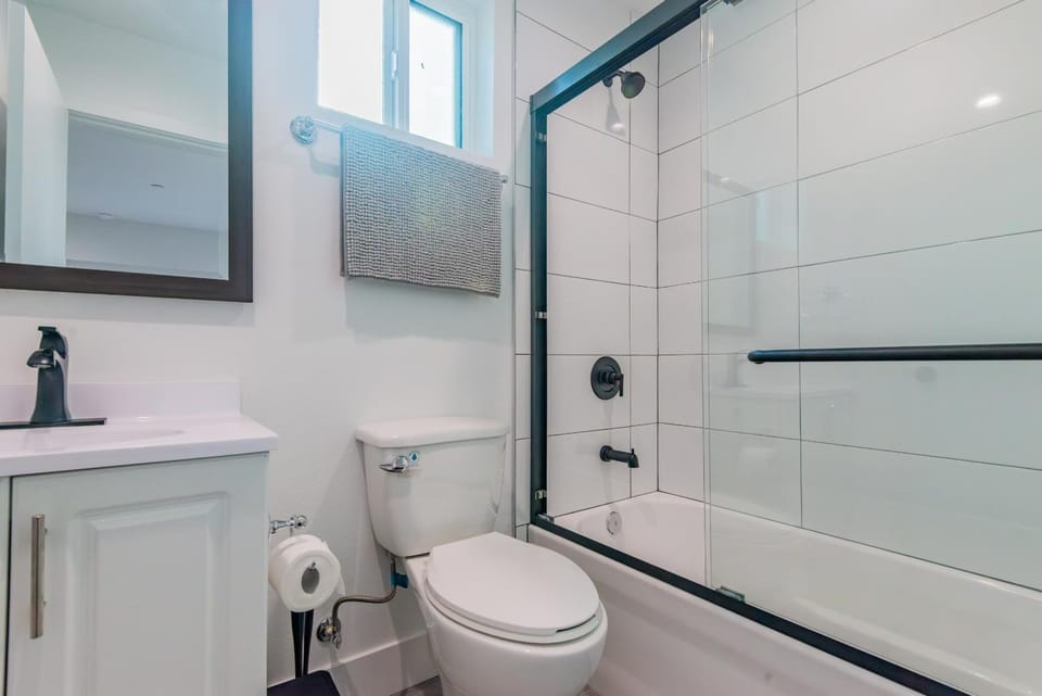 Shower, Toilet, Bathroom, Bath, towels