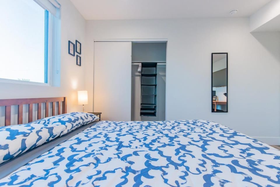 Private Room and Ensuite Bath in Local Harbor City - YHA12 Apartment in Harbor City