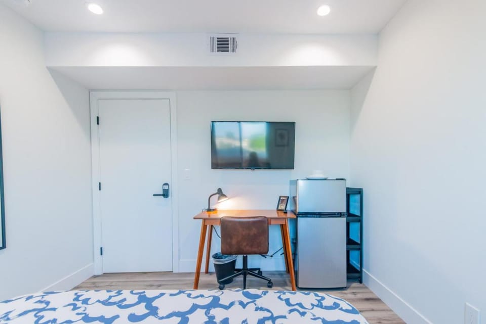 Private Room and Ensuite Bath in Local Harbor City - YHA12 Apartment in Harbor City