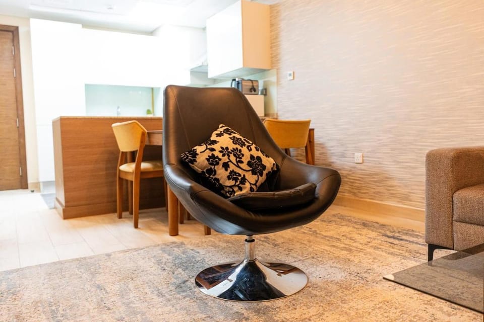 Premium 1BR King Bed Dubai Healthcare City Apartment in Dubai